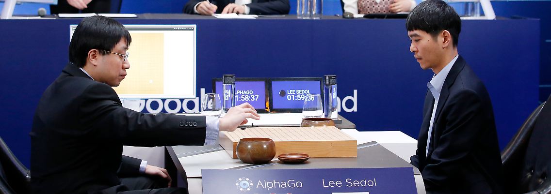Lee Sedol (r.) begann das fünfte Spiel mit denschwarzen Steinen.