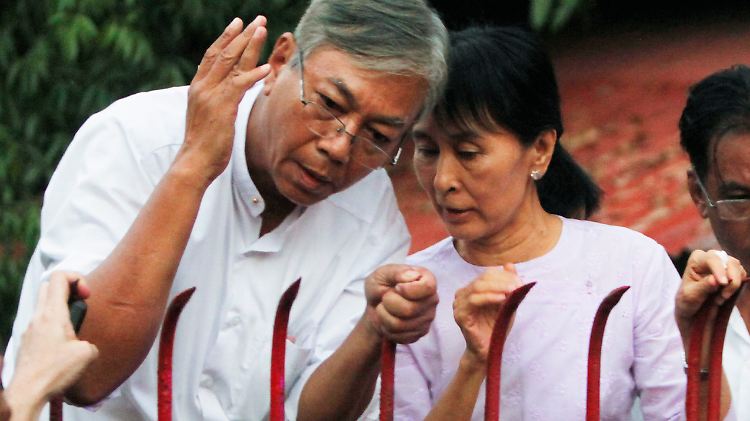 Stets an der Seite von Aung San Suu Kyi: Myanmars neuer Präsident Htin Kyaw 2010 vor dem Haus der Friedensnobelpreisträgerin.