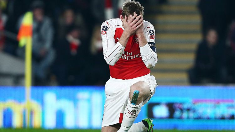 Erst enttäuscht, dann wütend: Per Mertesacker nach dem FA-Cup-Aus gegen Watford.