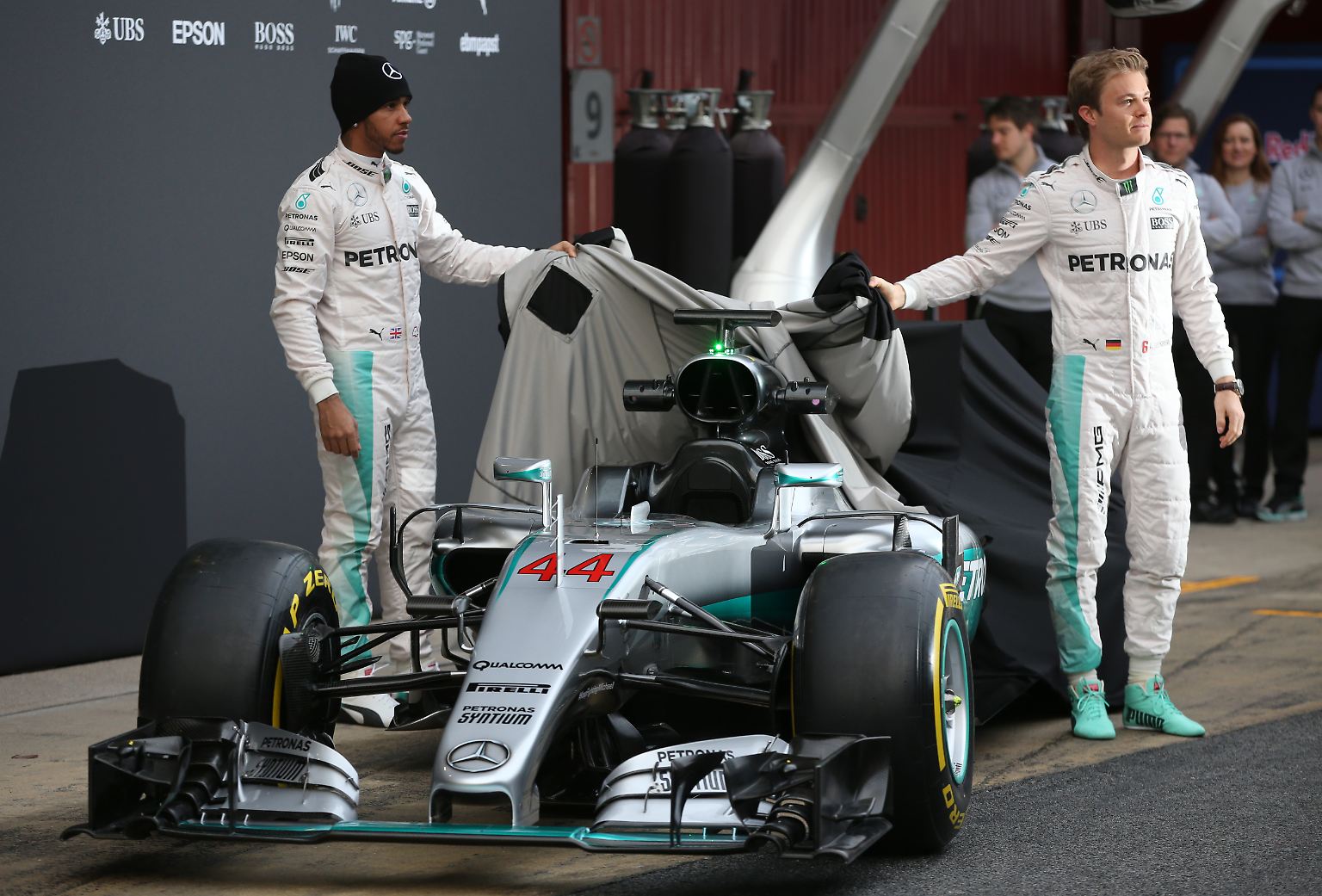 Auch in der Saison 2016 wird das Formel-1-Team von Mercedes mit Lewis Hamilton und Nico Rosberg an den Start gehen. Doch während Lewis Hamilton den dritten Titel in Folge will, fährt Nico Rosberg ab Sonntag wohl um seine Zukunft bei den Silberpfeilen.