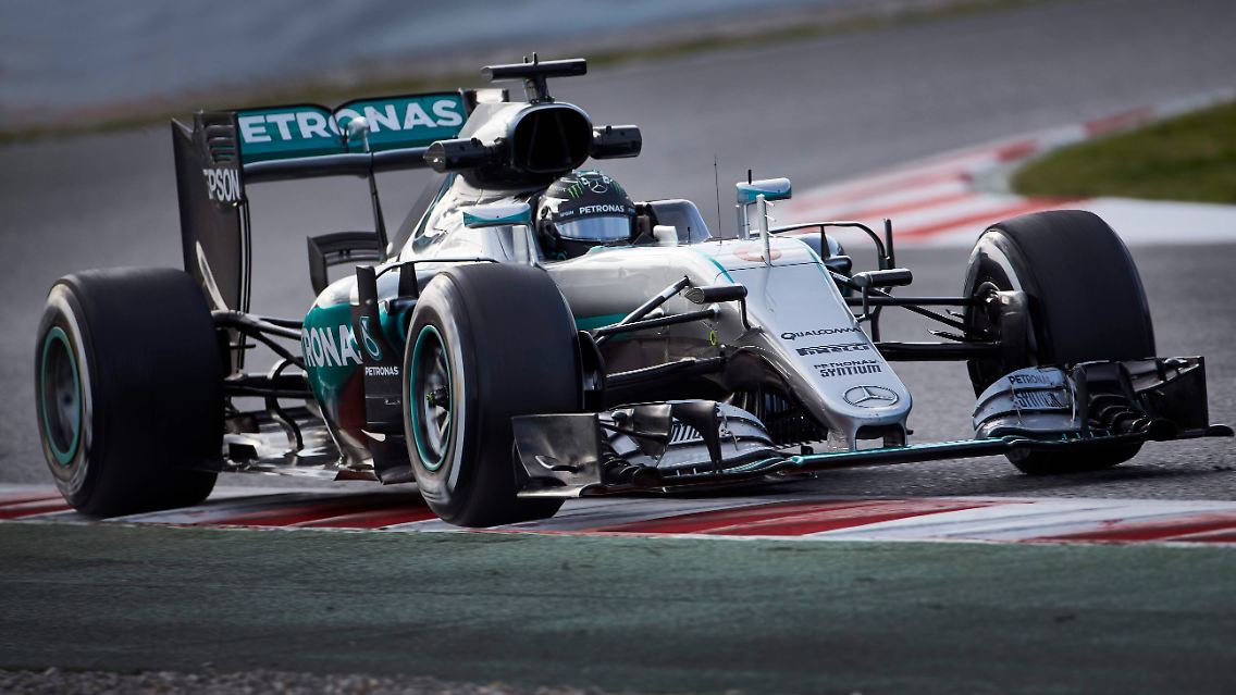 Mercedes verspricht außerdem einen kernigeren Sound des W07, nachdem das Wastegate-Ventil am Auspuff per Reglement nach außen hin geöffnet wurde. Allerdings sind in dieser Saison auch die Kunden mit dem PU106C unterwegs.