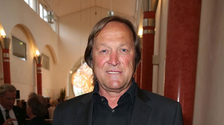 Der "Kleiderschrank auf Kufen" ist mächtig stolz auf seinen Sprößling.