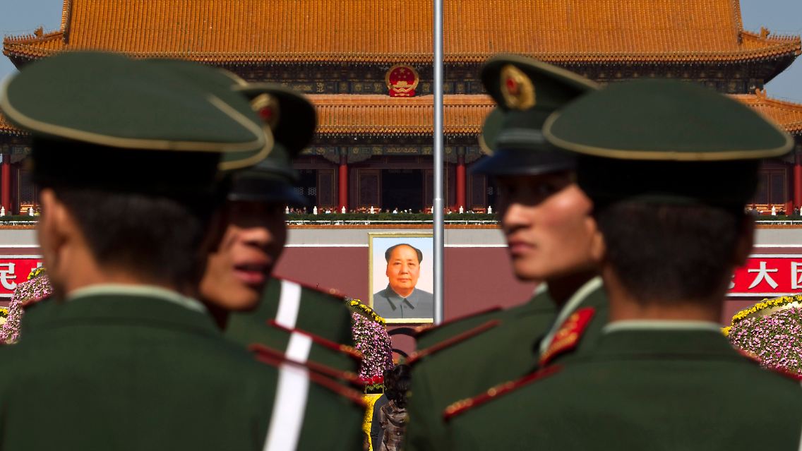 Unter den Augen von Mao patrouillieren chinesische Polizisten auf dem Tiananmen-Platz.