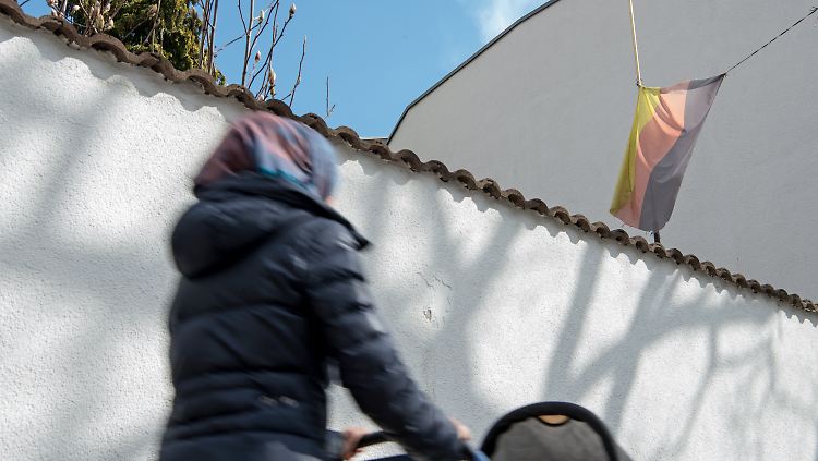 In der Freizeit kein Problem. Doch sollten religiöse Symbole auch am Arbeitsplatz getragen werden?