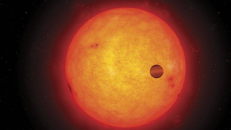 Künstlerische Darstellung eines Exoplaneten beim Transit. Seine Bewohner könnten auch die Erde auf diese Weise beobachten.