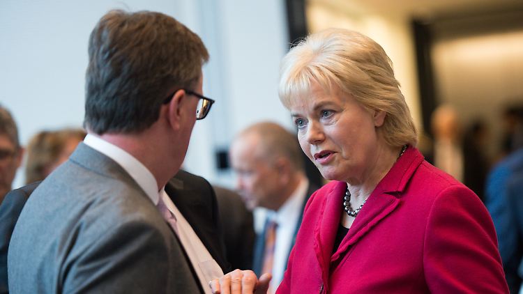 Erika Steinbach bei der Bundestagsfraktionssitzung der Union mit dem Geschäftsführer der Unionsfraktion, Michael Grosse-Brömer.