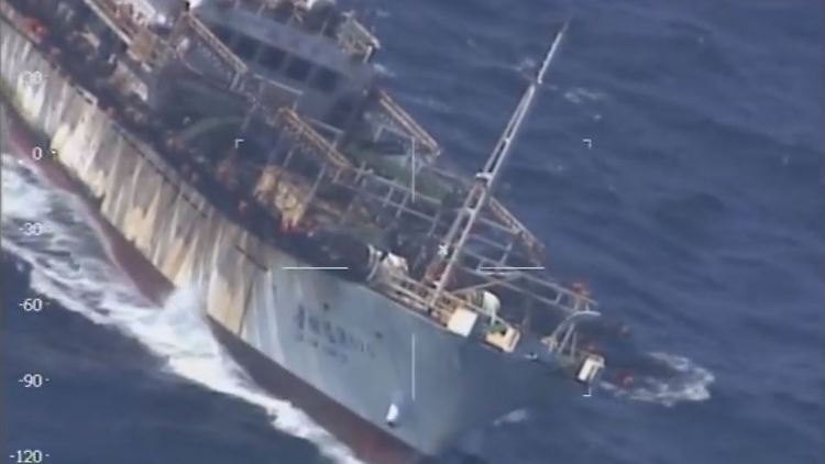 Nicht das sauberste Schiff: Die "Lu Yan Yuan Yu 010" im Visier eines Luftaufklärers der argentinischen Küstenwache.
