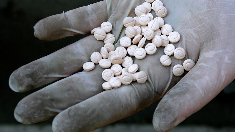 Das Amphetamin-Derviat Fenetyllin wird unter dem Handelsnamen Captagon seit den 60er Jahren vertrieben.