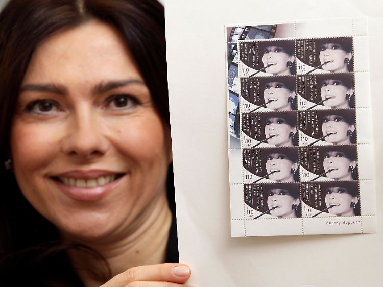 Auktionatorin Elisabeth Schlegel vom Berliner Auktionshaus für Philatelie präsentiert den zur Versteigerung stehende Briefmarkenbogen.