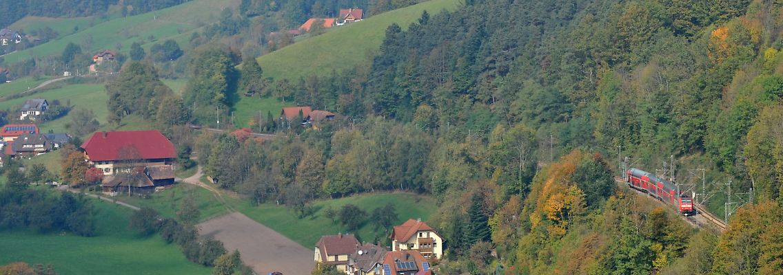 Die Schwarzwaldbahn in der Nähe von Hornberg (Ortenaukreis).