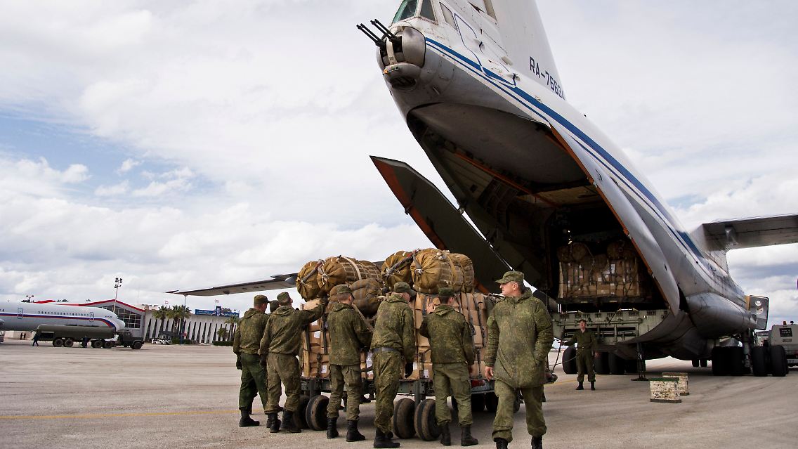 Russische Soldaten beladen eine Transportmaschine vom Typ IL-76.