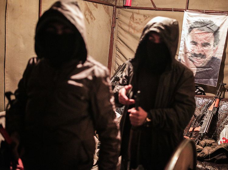 In einem Bunker der PKK in der Türkei: Der inhaftierte Kurden-Führer Abdullah Öcalan ist auch dort allgegenwärtig.