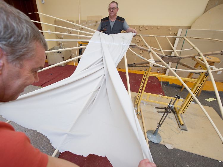 Der Leiter des Otto-Lilienthal-Museums, Bernd Lukasch (l.), und Mitarbeiter Ingolf Legat bauen in Anklam einen Flugapparat nach.