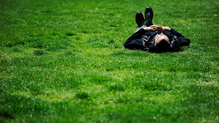 Gedrückte Stimmung, Interessen- und Freudlosigkeit sowie ein reduzierter Antrieb - das sind die drei Kernsymptome für Depressionen.