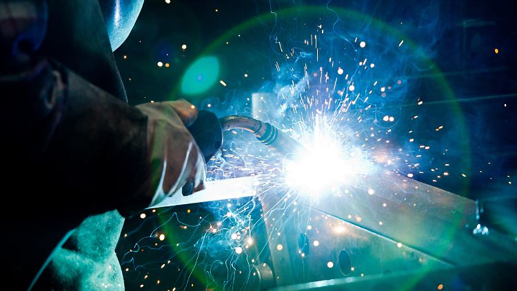 Schweißarbeiten bei  den Thyssenkrupp Aufzugswerken.