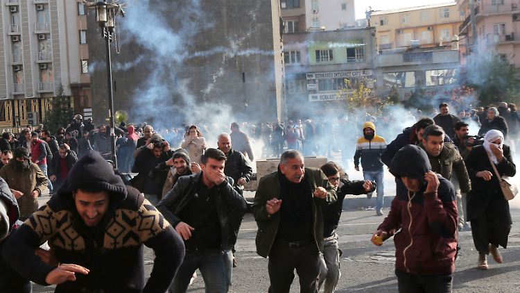 Türkische Polizisten lösen eine Demonstration gegen die Ausgangssperre in Sur mit Tränengas auf.
