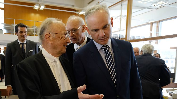 Eon-Chef Johannes Teyssen (rechts) diskutiert mit dem Bevollmächtigten seines Konzerns, Rupert Scholz.