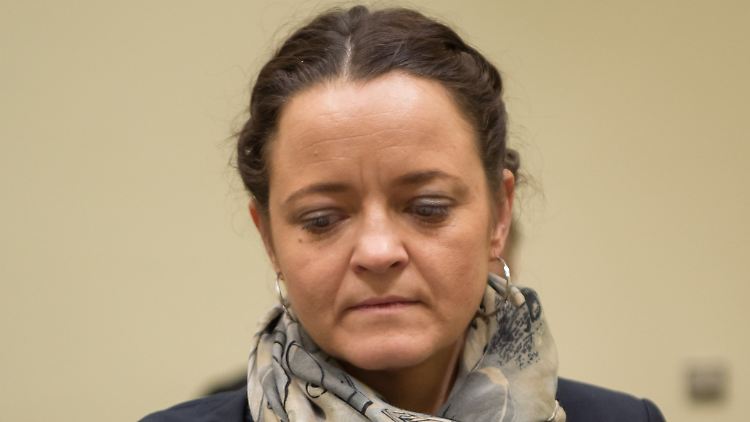 Beate Zschäpe vor Gericht: Fragen beantwortet die mutmaßliche Rechtsterroristin nur schriftlich. 