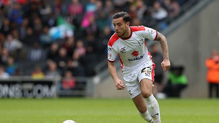 Wenigstens auf dem Platz für Milton Keynes Dons behält Carruthers seine Hose noch an.