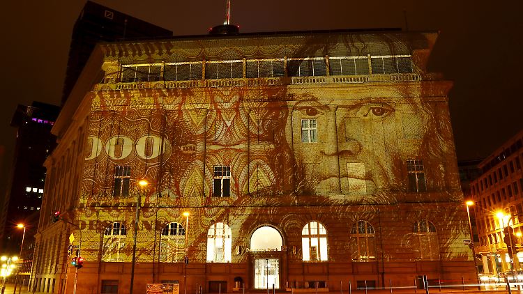 Für Kenner und Liebhaber der D-Mark: Zum Auftakt der "Light & Building"-Messe in Frankfurt erstrahlt dort die Fassade einer Deutsche-Bank-Filliale in der Lichtprojektion eines 1000-D-Mark-Geldscheins.