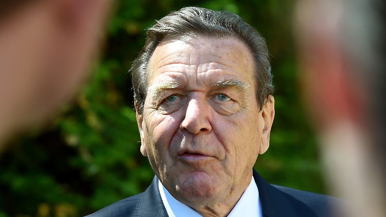 Eindringlich fordert Altkanzler Gerhard Schröder eine ausreichende finanzielle Ausstattung der Kommunen.