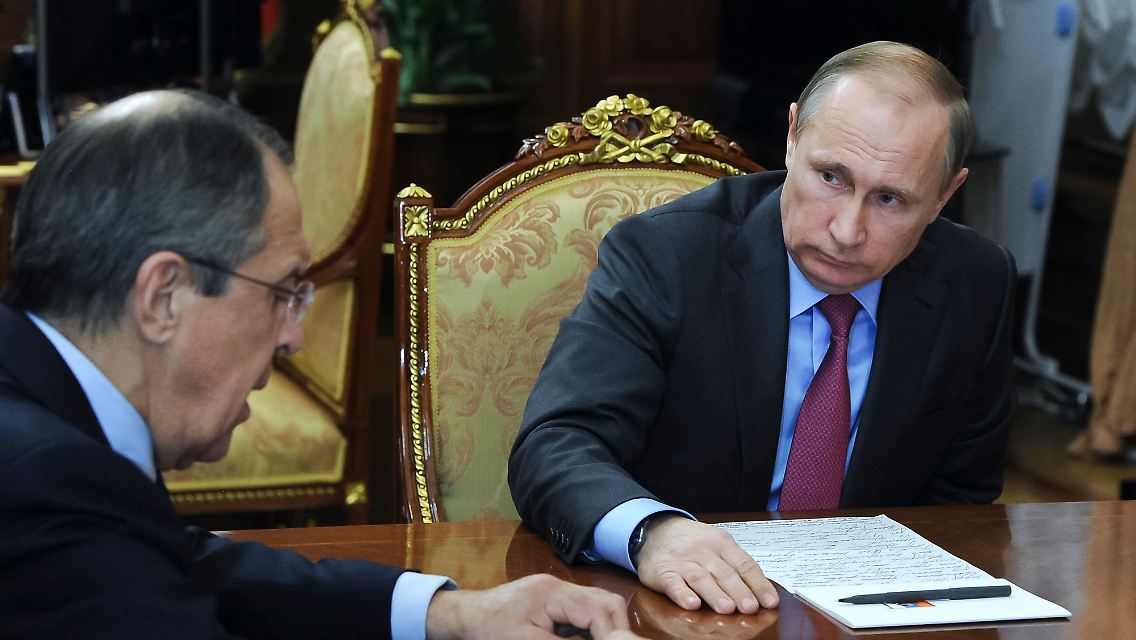 Das Beweisfoto: Putin hat ein mysteriöses Objekt hinter dem Schrank.