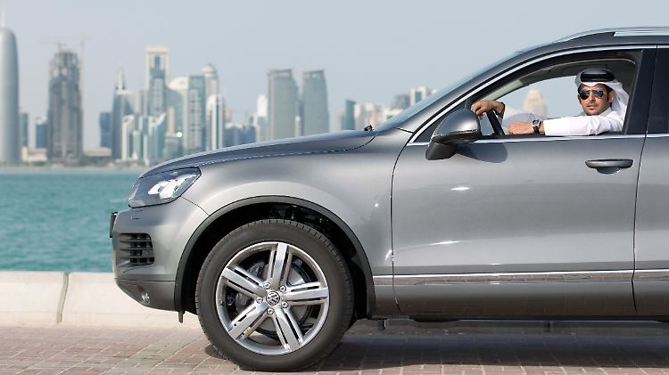 VW-Fan im Touareg vor dem Panorama von Doha: Katar hält 17 Prozent der Stammaktien.