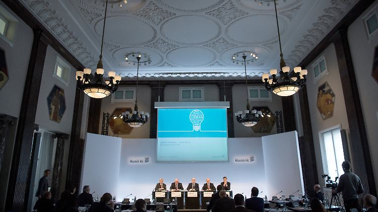 Bilanzpressekonferenz in München: Munich-Re-Chef Nikolaus von Bomhard (2.v.r.) geht mit der EZB - und der Untätigkeit der Bundesregierung - hart ins Gericht.