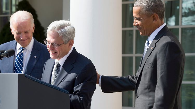 Barack Obama (r.) und seine Vize Joe Biden (l.) präsentieren Merrick Garland vor dem Weißen Haus.