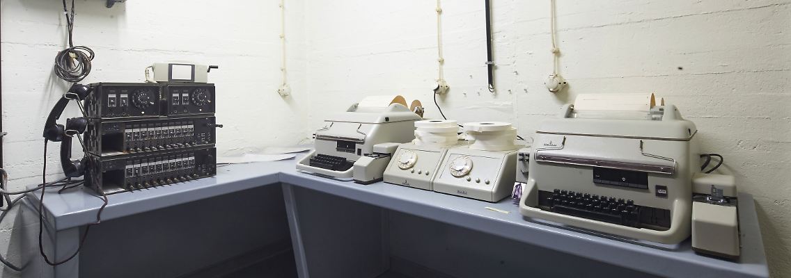 Kommunikationsraum in dem ehemaligen Bunker