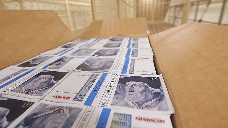 Nachgedruckte 100-Mark-Scheine in einem Gitterverschlag im ehemaligen Bundesbank-Bunker.