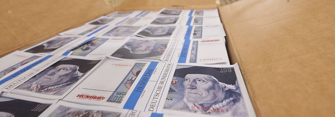 Nachgedruckte 100-Mark-Scheine in einem Gitterverschlag im ehemaligen Bundesbank-Bunker.