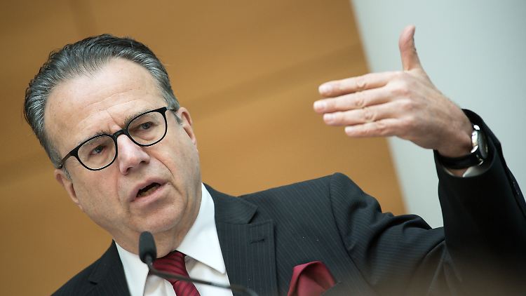 Frank-Jürgen Weise leitet seit 13 Jahren die Bundesagentur für Arbeit. Zusätzlich stand er von September 2015 bis zum Dezember 2016 dem Bundesamt für Migration und Flüchtlinge vor.