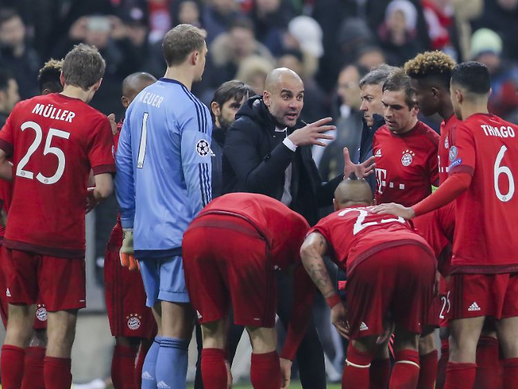 Guardiola schwört seine Mannschaft vor der Verlängerung auf den Sieg ein.