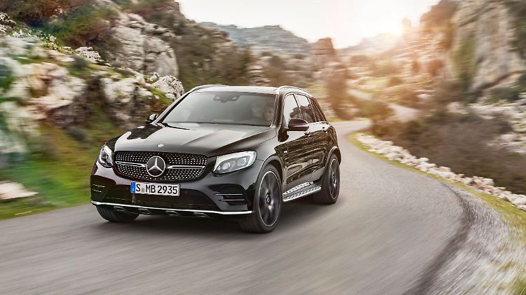 Von Vorne erkennt man das Topmodell sofort: die bullige Nase und die vier Lufteinlassgitter verraten die AMG-Version.