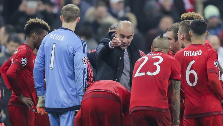 Der Moment der Drohung: Guardiola im Kreise seiner Spieler.