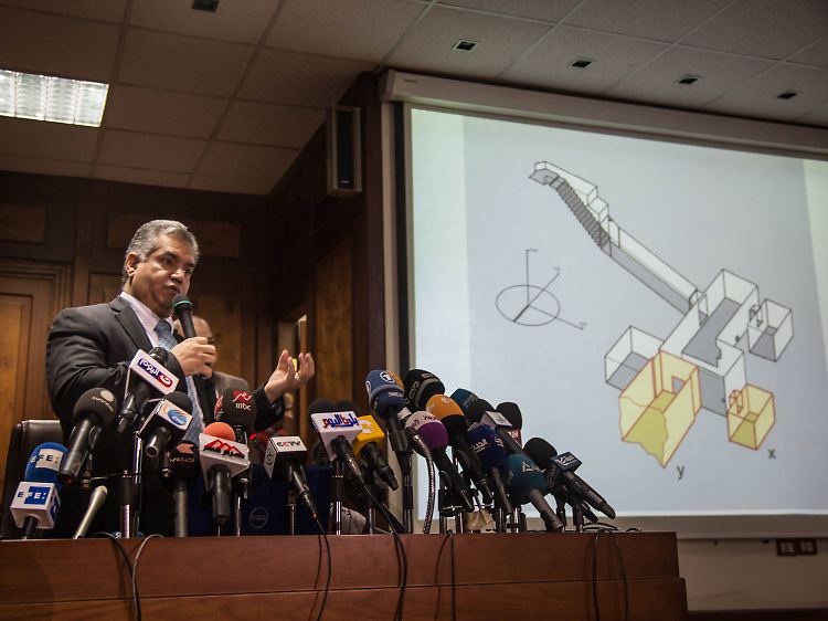 Antikenminister Damati stellt bei einer Pressekonferenz die bisherigen Ergebnisse vor.