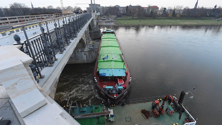 Quer vor der Brücke: Wie ein Riegel hat sich die "Albis" vor die steinernen Pfeiler gelegt.