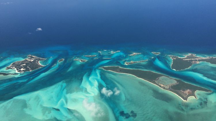 Schon aus dem Flugzeug ist zu erahnen, wie traumhaft das Karibische Meer ist.