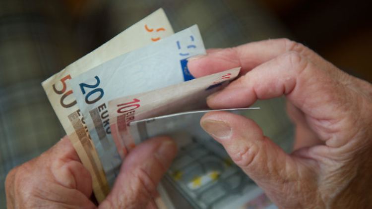 Ende 2016 bekamen Männer im Westen im Schnitt 1078 Euro und im Osten 1171 Euro Rente ausgezahlt. Bei Frauen waren es 606 Euro beziehungsweise 894 Euro.