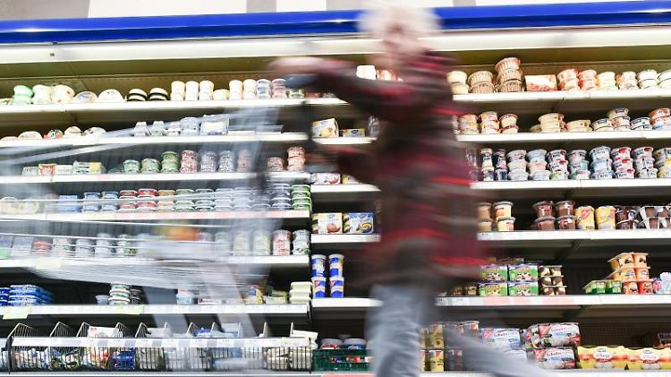 Wer nicht aufpasst, bekommt im Supermarkt oft weniger Inhalt für den gleichen Preis. Verbrauchschützer verlangen daher Preistransparenzstellen. 
