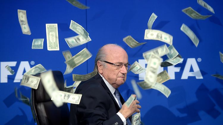 Blatter kassierte 2015 gut 3,3 Millionen Euro.