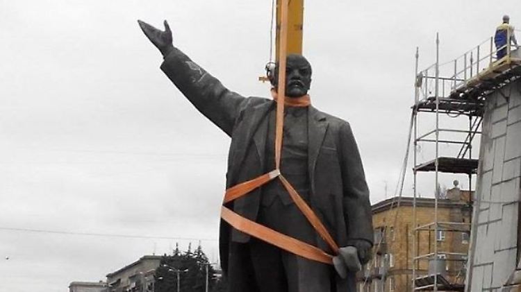 Seit 1964 stand die Statue auf dem Platz in Saporischja.