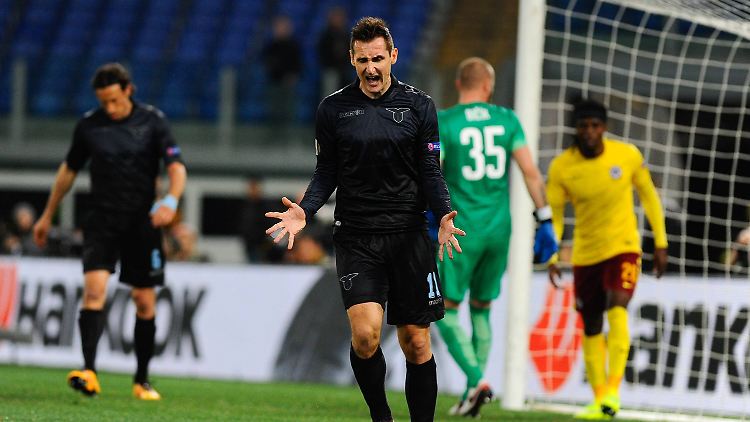 Miroslav Klose ist verärgert. Seine Mannschaft geht baden gegen Sparta Prag.