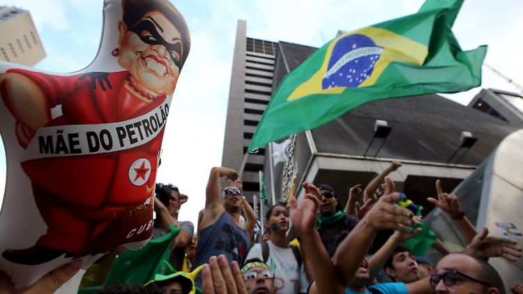 Brasilien erlebt heftige Proteste gegen die unter Korruptionsverdacht stehende Präsidentin Rousseff.