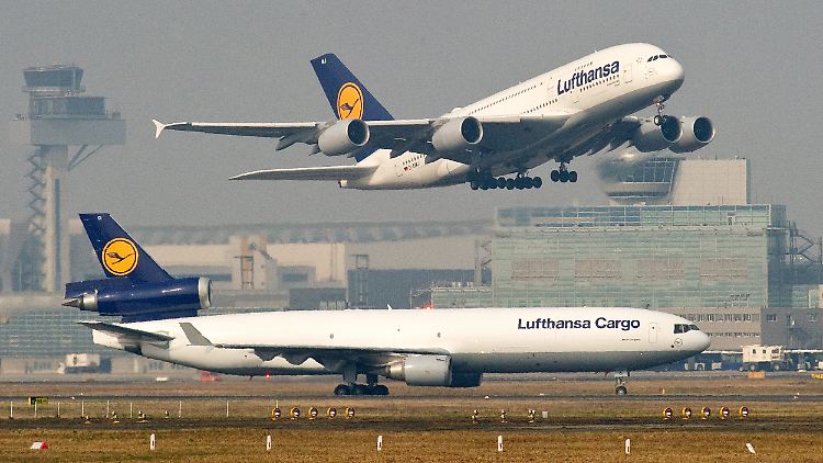 Die Lufthansa will Surfpakete künftig auf ausgewählten Flügen anbieten.