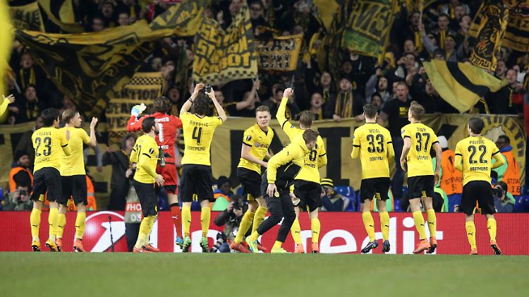 In Feierlaune: Die Profis des BVB reüssieren auch an der White Hart Lane.
