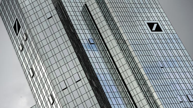 Vier der Gesuchten sind ehemalige Mitarbeiter der Deutschen Bank.