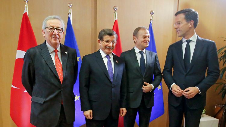 Kommissionspräsident Jean-Claude Juncker mit dem türkischen Premier Ahmet Davutoglu, dem EU-Ratspräsidenten Donald Tusk sowie dem niederländischen Regerirungschef Mark Rutte
