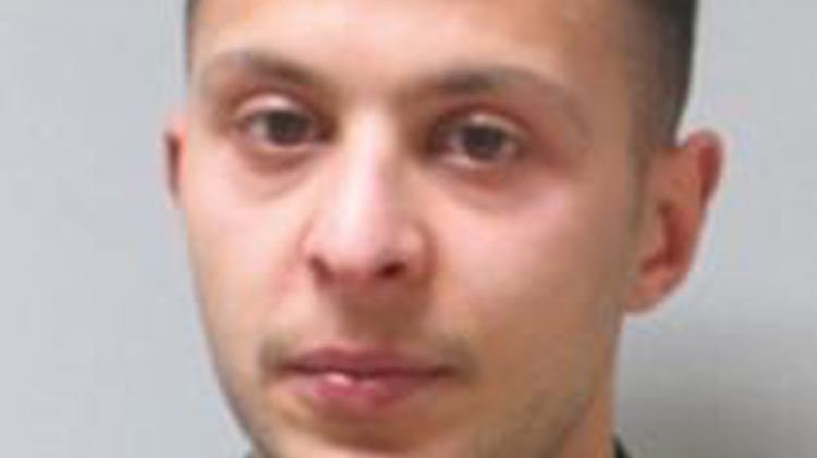 War er bis zur Schießerei in der Wohnung? Undatiertes Fahndungsfoto, mit dem die Polizei nach Salah Abdeslam sucht.